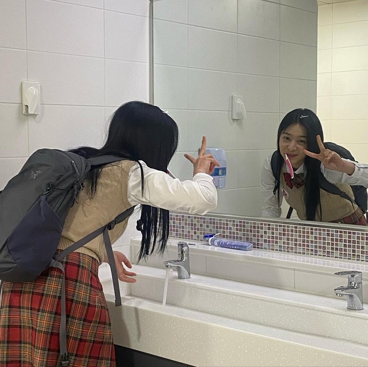 <p>Kali ini, Seol In-ah tampak sedang pecicilan Bunda. Berpose menghadap kamera melalui cermin kamar mandi umum, ada sikat gigi menyempil di mulutnya. Senyum jahilnya juga terpampang jelas. Kelakuannya ada-ada saja ya, Bunda? (Foto: Instagram @_seorina)</p>