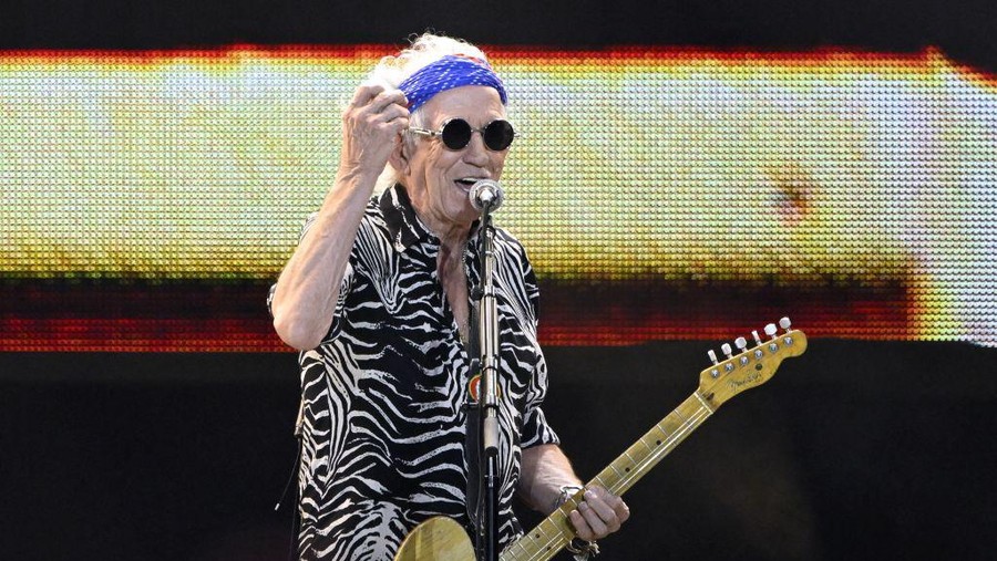 Keith Richards gitaris The Rolling Stones British musician Keith Richards performs on stage during a concert of British rock band The Rolling Stones in the Ernst-Happel Stadium in Vienna on July 15, 2022. - Austria OUT (Photo by HANS KLAUS TECHT / APA / AFP) / Austria OUT (Photo by HANS KLAUS TECHT/APA/AFP via Getty Images)