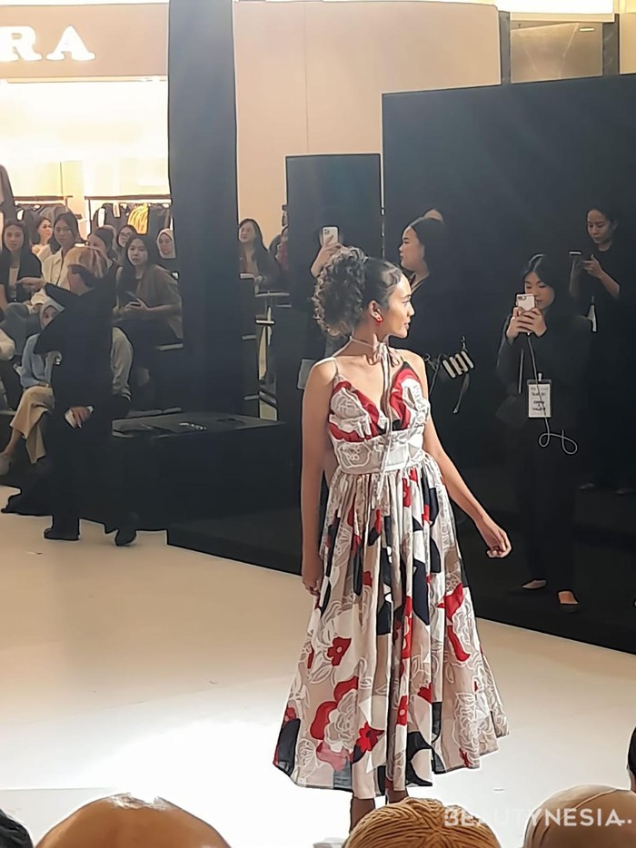 Salah satunya seperti long dress bermotif yang terlihat menawan dengan berbagai warna dan pattern seperti di foto berikut ini./ Foto: Sierra/Beautynesia
