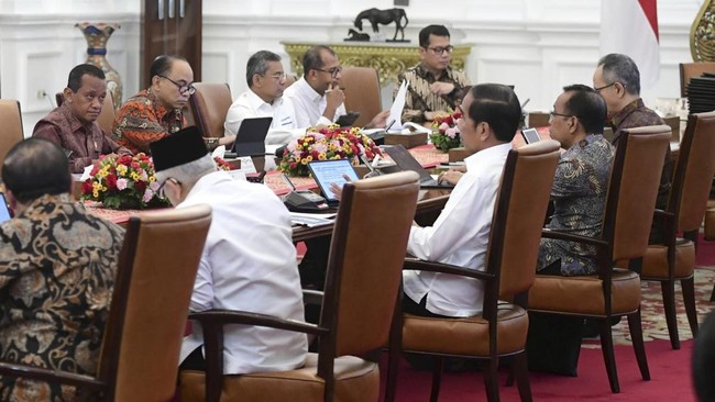 Wishnutama Kusubandio menghadiri rapat bersama Jokowi terkait larangan perdagangan melalui medsos di Istana Merdeka, Jakarta pada Senin (25/9).
