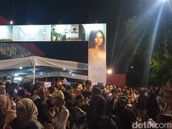 Antrean Penonton Mengular Panjang Jelang Konser Nicole World Tour Jakarta