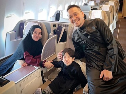 7 Potret Perjalanan Umrah Lyra Virna & Fadlan Muhammad Bersama Si Bungsu Khaleed