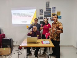 Tekad Kakek 80 Tahun Jalani Ujian Proposal Skripsi Meski Harus Dituntun