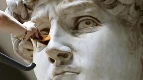 FOTO: Perawatan Demi Perpanjang Usia Patung David Karya Michelangelo