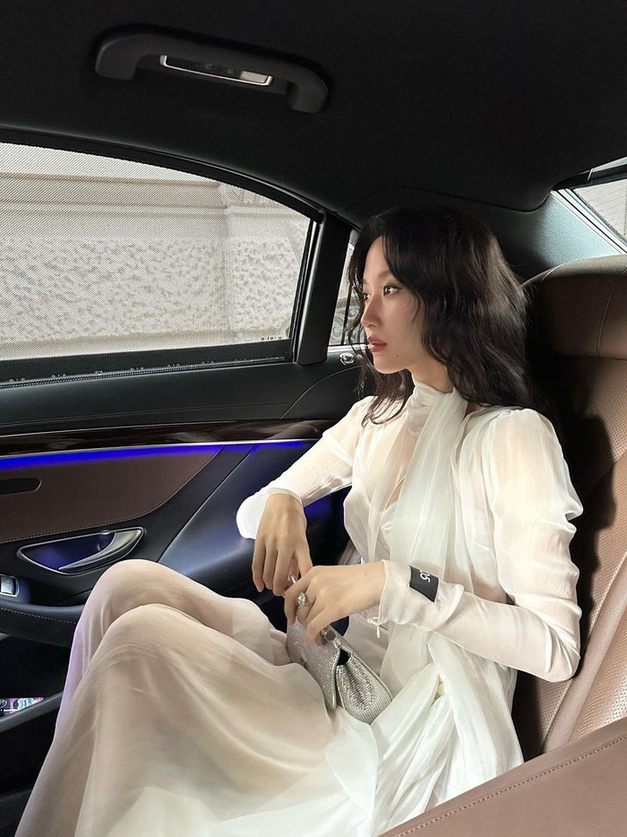 Aktris cantik tersebut tampil mewah dan berkelas dengan busana putih dengan aksen see-through./ Foto: instagram.com/m_kayoung