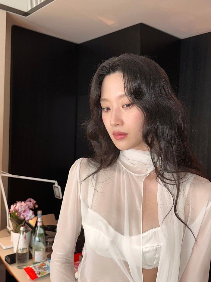 Tak ketinggalan, wayv hairstyle serta makeup berwarna soft melengkapi penampilannya kala itu./ Foto: instagram.com/m_kayoung