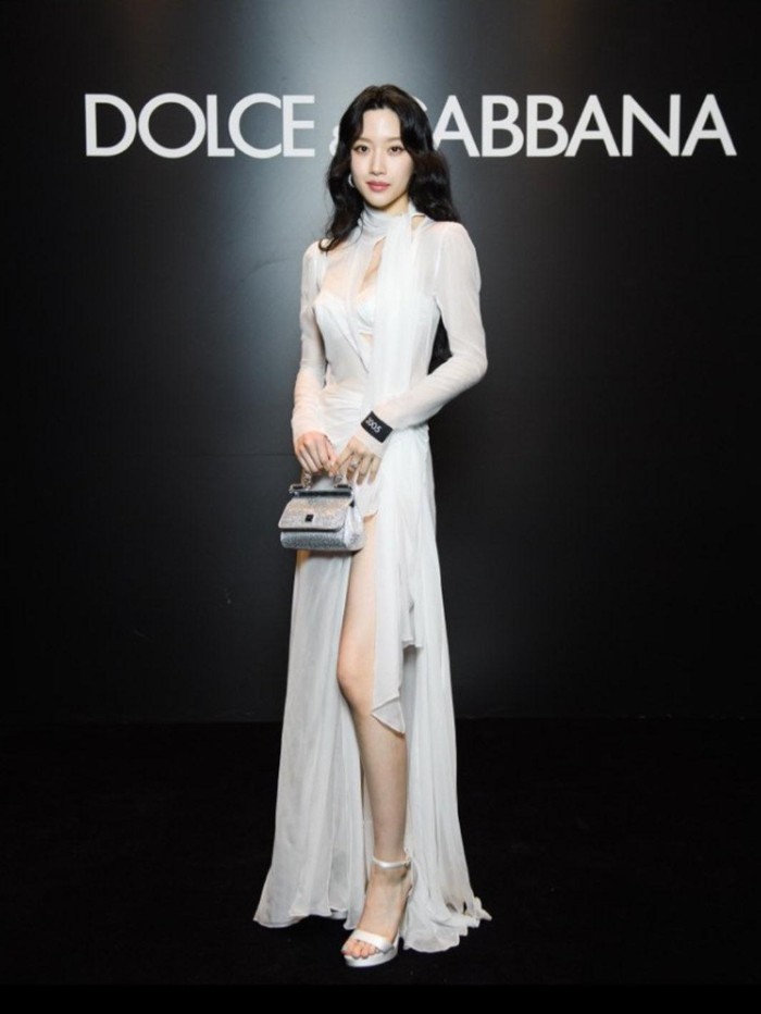 Pada Minggu, (24/9) lalu, Moon Ga Young menghadiri event Dolce & Gabbana SS24 show yang merupakan bagian dari Milan Fashion Week./ Foto: twitter.com/KGAJA2023