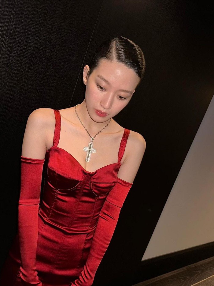 Dalam potret lainnya yang diunggah ke Instagram, Moon Ga Young terlihat menawan dalam balutan dress bodycon berwarna merah, serta menandai akun resmi Dolce & Gabbana di postingan tersebut./ Foto: instagram.com/m_kayoung