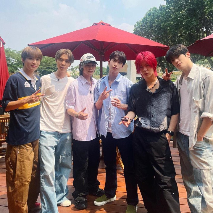 <p>Tampak beberapa member NCT 127, seperti Jungwoo, Johnny, Taeyong, Doyoung, Yuta, dan Jaehyun berpose depan kamera saat mengunjungi Taman Mini Indonesia Indah (TMII), beberapa waktu lalu.  (Foto: Instagram @nct127)</p>