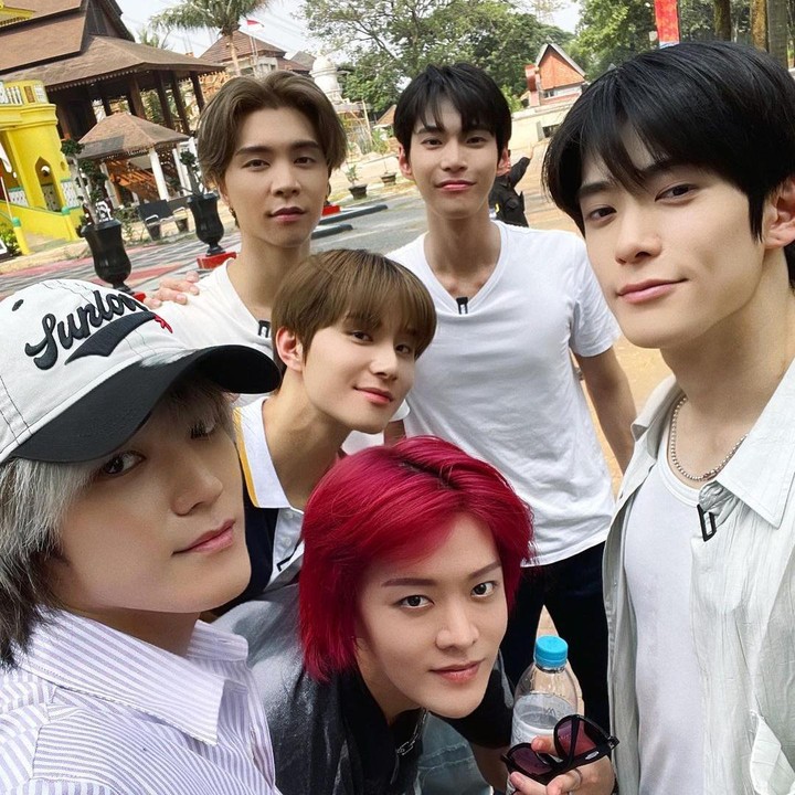 <p>Tidak lupa, para member NCT 127 turut mengambil group selfie! Kira-kira, siapa ya yang mengambil fotonya, Taeyong atau Jaehyun?  (Foto: Instagram @nct127)</p>