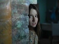 Sutradara Masih Tercengang Melihat Aksi Kaitlyn Dever di Film Horornya
