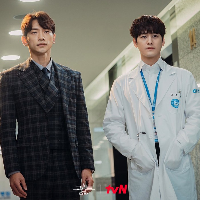 Paduan akting antara Rain dan Kim Bum cukup menarik dan bikin ‘rusuh’ drama Ghost Doctor. Keduanya diceritakan terlibat kecelakaan, dimana roh Rain masuk ke dalam tubuh Kim Bum untuk menyelamatkan pasien./ Foto: instagram.com/tvn_drama