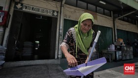 FOTO: Mengintip Hari-hari Pengumpul Ceceran Beras di Cipinang
