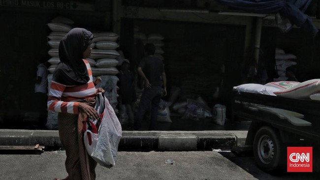 FOTO: Mengintip Hari-hari Pengumpul Ceceran Beras di Cipinang