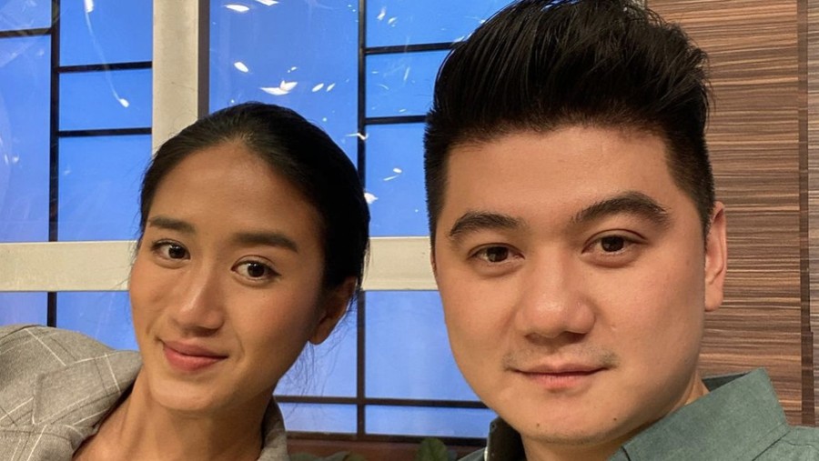Potret Kompak Chef Arnold dan Chef Renatta Sebelum Drama Rebutan Kulit Ayam Potret Kompak Chef Arnold dan Chef Renatta Sebelum Drama Rebutan Kulit Ayam