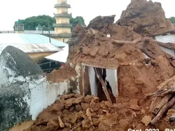 Masjid Lumpur Berusia Ratusan Tahun di Ghana Ambruk