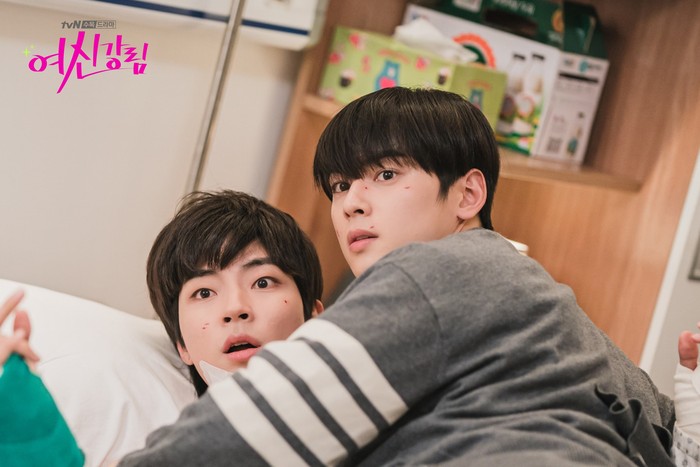 Selain soal cinta segitiga, True Beauty juga menyajikan bromance menarik antara Hwang In Youp dan Cha Eun Woo. Wah, kira-kira duo visual ini kapan bisa satu frame lagi ya?/ Foto: instagram.com/tvn_drama
