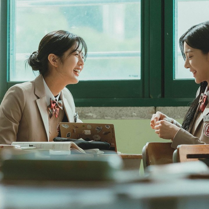 <p>Seol In-ah dan Shin Eun-soo tampak saling beradu akting di adegan ini, berikut dengan latar ruang kelas lengkap dengan outfit seragamnya. Kira-kira hal asyik apa yang yang karakter mereka sedang bicarakan? (Foto: Instagram @_seorina)</p>