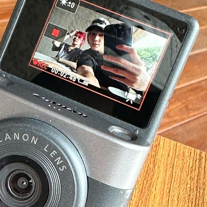 <p>Taeyong juga mengabadikan selfie dengan Yuta. Selain itu, NCT 127 juga mendapat ucapan terima kasih dari pihak Taman Burung Jagat Satwa Nusantara, lho, Bunda. (Foto: Instagram @taeoxo_nct)</p>