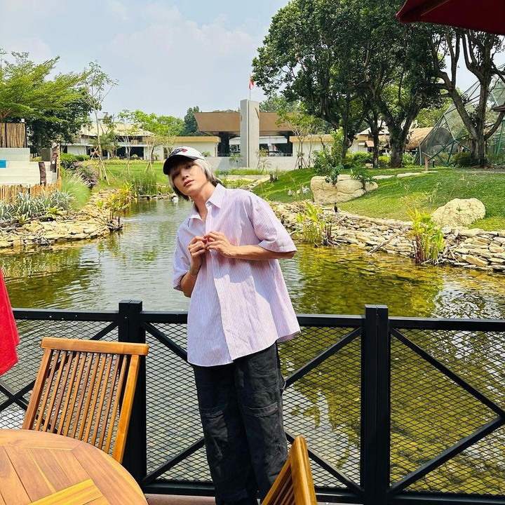 <p>Dengan karismanya, Taeyong berdiri membelakangi kandang burung pelikan di Taman Burung. (Foto: Instagram @taeoxo_nct)</p>