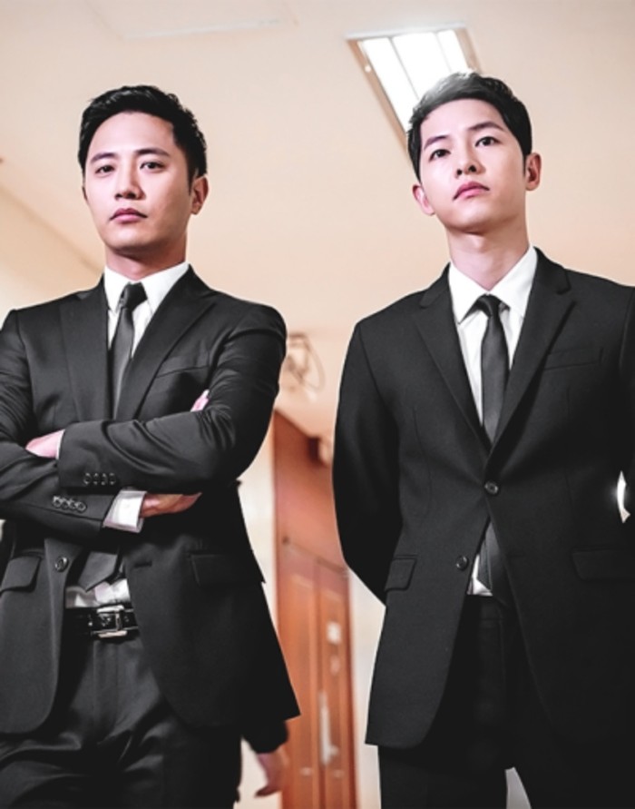Tak melulu debat, bromance manis di drakor juga kisahkan persahabatan yang erat. Salah satunya dari Yoo Si Jin (Song Joong Ki) dan Seo Dae Young ( Jin Goo) di Descendants of the Sun./ Foto: soompi.com