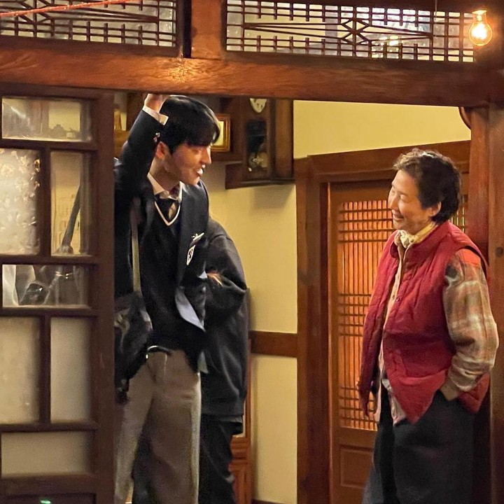 <p>Tampak Choi Hyun-wook sedang beradu akting dengan aktris senior Go Doo-shim. Keduanya juga saling tersenyum satu sama lain, seperti seorang ibu dan anak yang menyayangi satu sama lain. Menggemaskan sekali ya, Bunda? (Foto: Instagram @_choiiii__)</p>