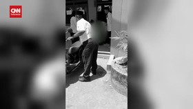 VIDEO: Murid Madrasah Bacok Guru Di Dalam Kelas