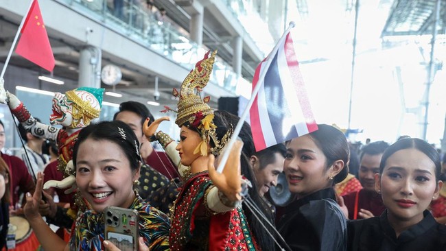 FOTO: Bebas Visa, Turis China Disambut Meriah di Bandara Thailand