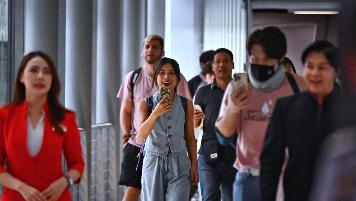 FOTO: Bebas Visa, Turis China Disambut Meriah di Bandara Thailand