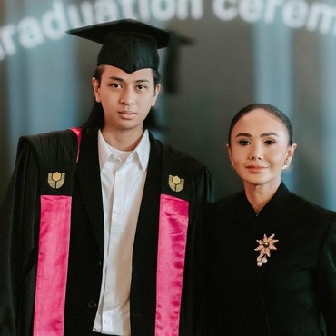 7 Potret Wisuda Cavin Anak Yuni Shara di Curtin University Singapore