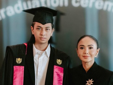 img-title 7 Potret Wisuda Cavin Anak Yuni Shara di Curtin University Singapore