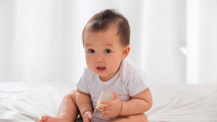 Alasan Bayi di Bawah 6 Bulan Tidak Boleh Dikasih Air Putih, Bunda Perlu Tahu