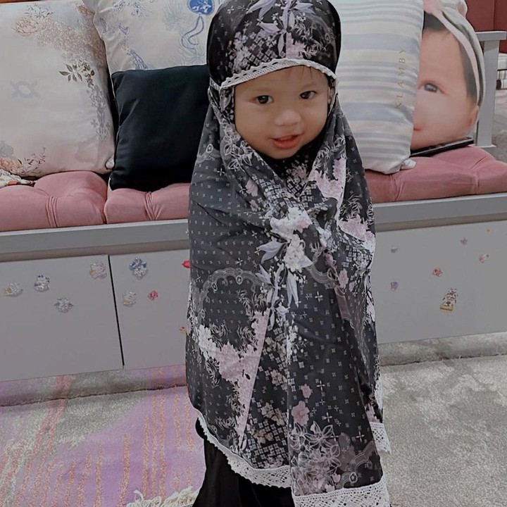 <p>Aurel dan Atta sendiri kerap membagikan potret kegiatan sang putri pada laman Instagram-nya. Di beberapa unggahan, terlihat bocah yang akan segera menjadi kakak ini menurut kepalanya dengan mengenakan kerudung atau mukena, lho. (Foto: Instagram: @attahalilintar)</p>