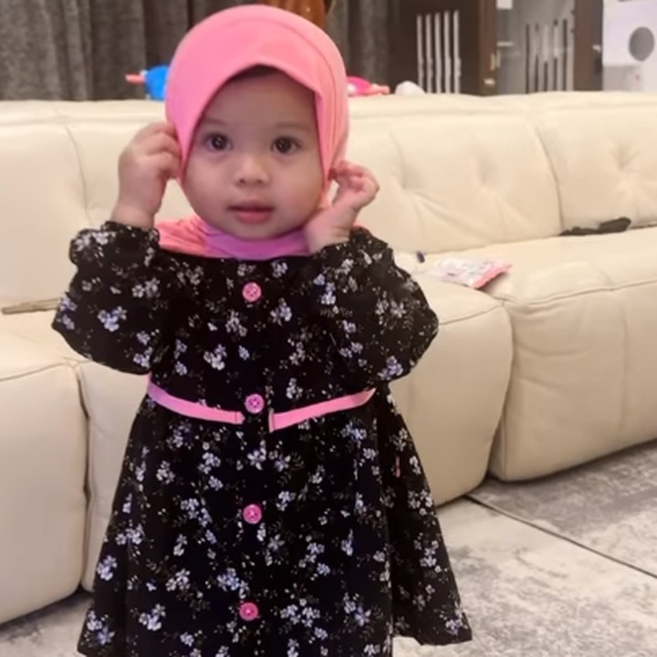 <p>Selain mengenakan mukena, Ameena juga sangat suka menggunakan kerudung nih, Bunda. "Suka ya, nak (pakai kerudung)?" tanya Atta. Ameena pun menjawab dengan anggukan dan senyuman. (Foto: Instagram: @attahalilintar)</p>