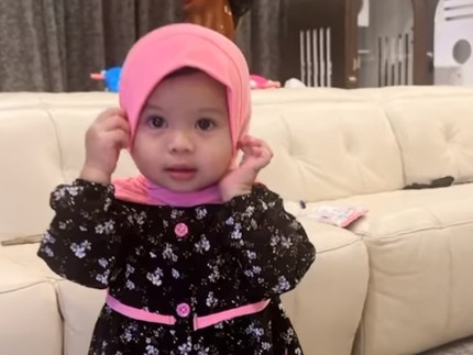 7 Potret Ameena Pakai Kerudung, Didoakan Salehah dan Jadi Penyejuk Kedua Orang Tua