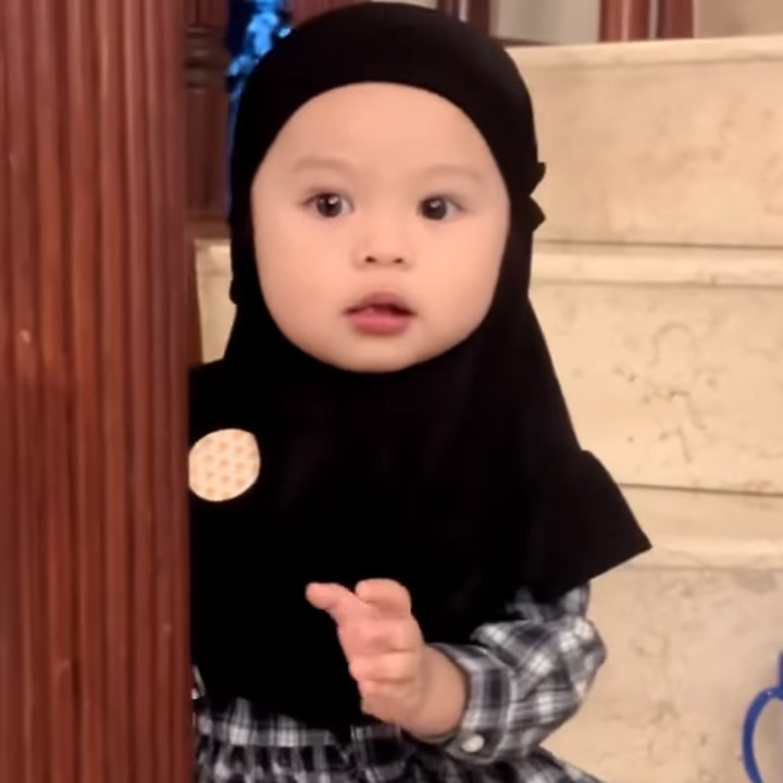 <p>"<em>MasyaAllah</em> <em>tabarakallah</em> salihah anak cantik Ameena," ujar seorang netizen. "<em>MasyaAllah</em> <em>barakallahu</em> <em>fik</em> anak salihah penyejuk mata kedua orang tua, <em>aminn</em>," papar netizen lainnya. (Foto: Instagram: @ameenaatta)</p>