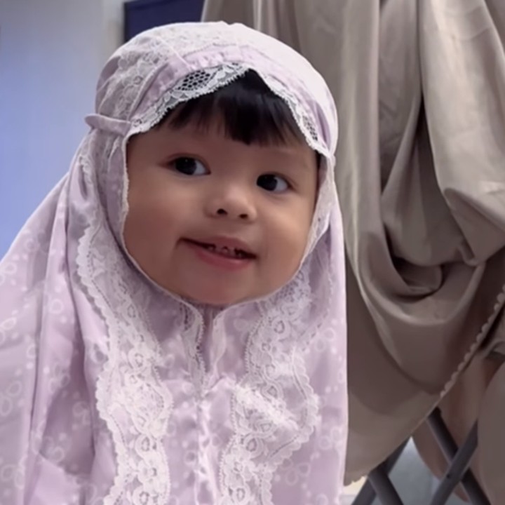 <p>Setelah menikah dengan Atta Halilintar, Aurel Hermansyah dikaruniai seorang putri cantik, Bunda. Ia diberi nama Ameena Hanna Nur Atta. (Foto: Instagram: @ameenaatta)</p>