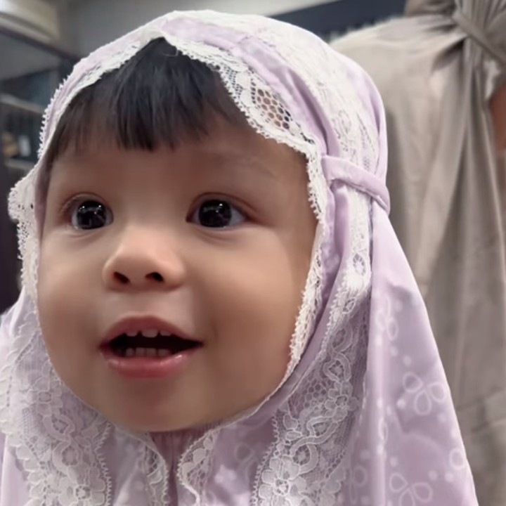 <p>Ameena lahir pada 22 Februari 2022. Meski baru berusia 1 tahun, Ameena berhasil membuat gemas dengan tingkah lakunya yang dianggap cerdas. (Foto: Instagram: @ameenaatta)</p>