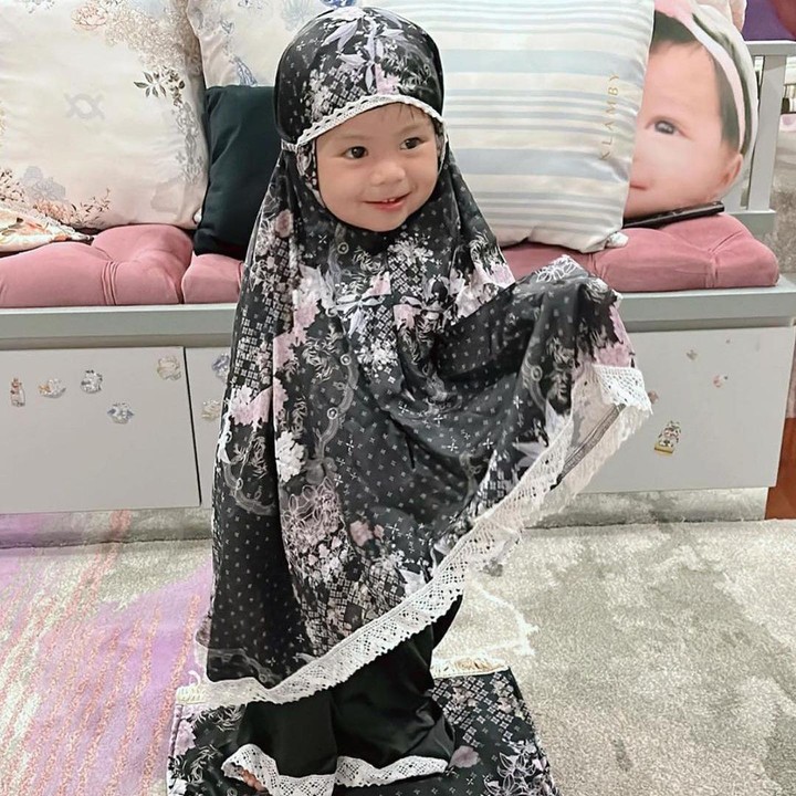 <p>"Selalu ingat Sang Pencipta ya, Nak," tulis Atta Halilintar kala membagikan potret Ameena yang mengenakan mukena berwarna hitam. (Foto: Instagram: @attahalilintar)</p>