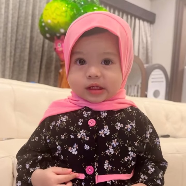 <p>Banyak netizen yang gemas dengan tingkah laku Ameena kala memakai kerudung nih, Bunda. Tak sedikit dari mereka yang mendoakan Ameena tumbuh menjadi anak yang salihah dan dapat menyejukkan kedua orang tuanya. (Foto: Instagram: @attahalilintar)</p>