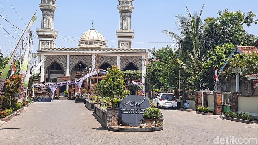Suasana kompleks Masjid Wali At Taqwa Loram Kulon, Kecamatan Jati, Rabu  (27/9/2023).