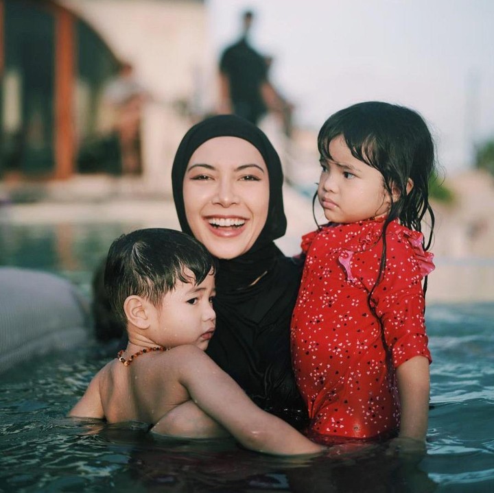 <p>Ratna sempat bercerita tentang perjuangannya kala melahirkan Si Kembar. Bukan tanpa alasan, kehamilannya ini sedikit berbeda dengan tiga kehamilan sebelumnya. (Foto: Instagram: @ratnagalih)</p>