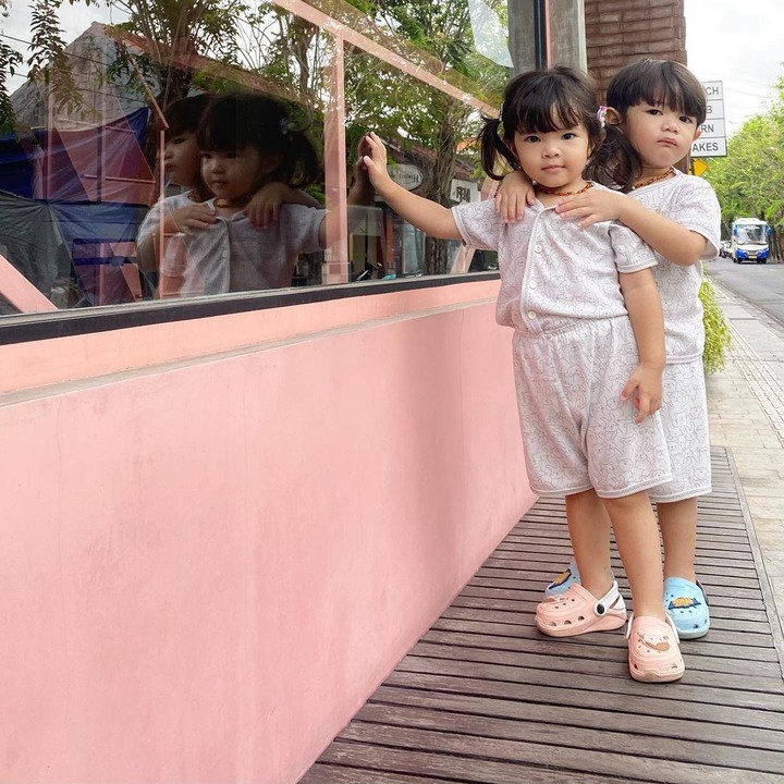 <p>Pada 5 Juli 2019, Ratna Galih berhasil melahirkan sepasang anak kembar melalui program bayi tabung. Keduanya pun diberi nama Shaldy dan Shelma. (Foto: Instagram: @ratnagalih)</p>