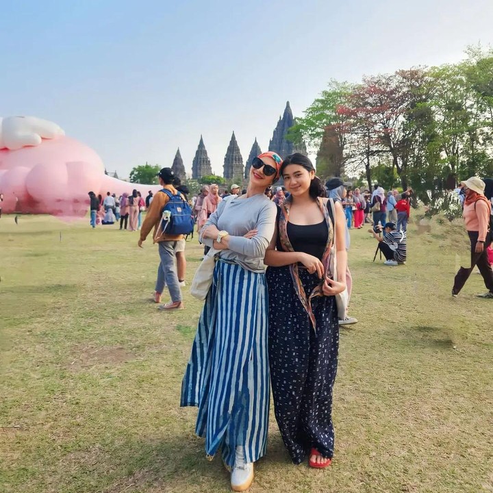 <p>Pada akhir bulan lalu, Wanda diketahui baru saja mengunjungi Yogyakarta untuk liburan dan menghabiskan waktu bersama sang putri. (Foto: Instagram @wanda_hamidah/ @shalimahakim)</p>