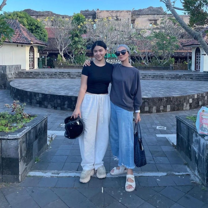 <p>Hal itu diketahui langsung dari beberapa potret yang kerap diunggah Shalima dan sang Bunda di media sosialnya. Seperti potret berikut ini saat Wanda mengunjunginya ke Yogyakarta. (Foto: Instagram @wanda_hamidah/ @shalimahakim)</p>