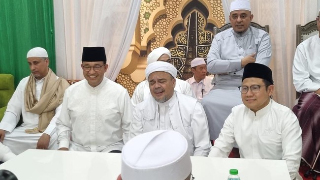 Pasangan capres-cawapres Anies dan Cak Imin tampak duduk mengapit mantan petinggi FPI Rizieq Shihab di Petamburan, Jakarta, Rabu (27/9) malam.