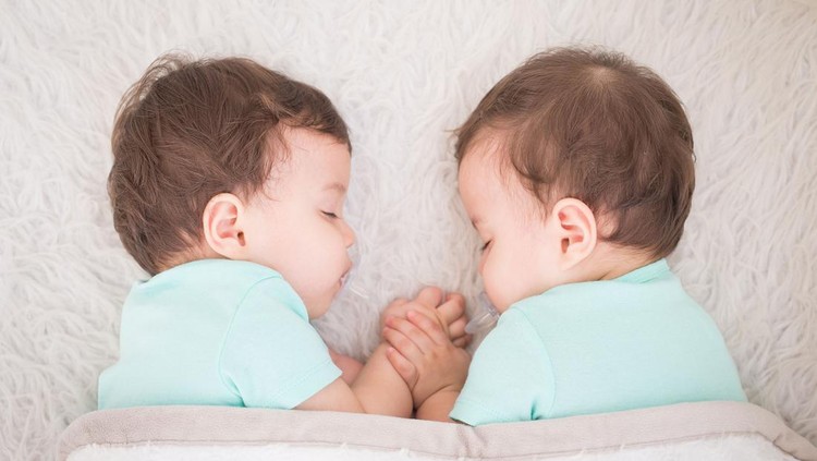 Ilustrasi bayi kembar unik