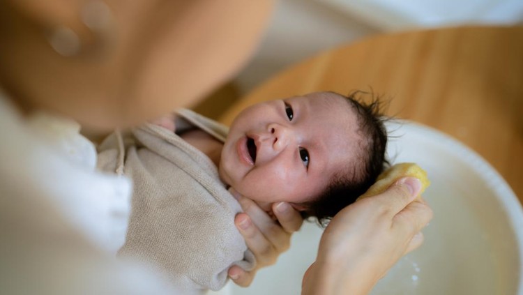 Bolehkah Bayi Usia 0-6 Bulan Mandi Air Dingin?