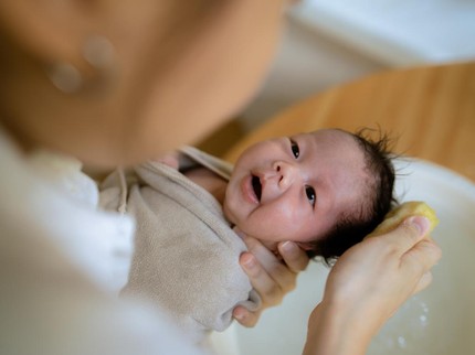 Bolehkah Bayi Usia 0-6 Bulan Mandi Air Dingin? Simak Penjelasannya
