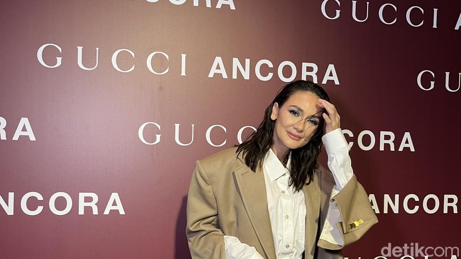 Foto Luna Maya, tampil awet muda di usia 40 tahun.